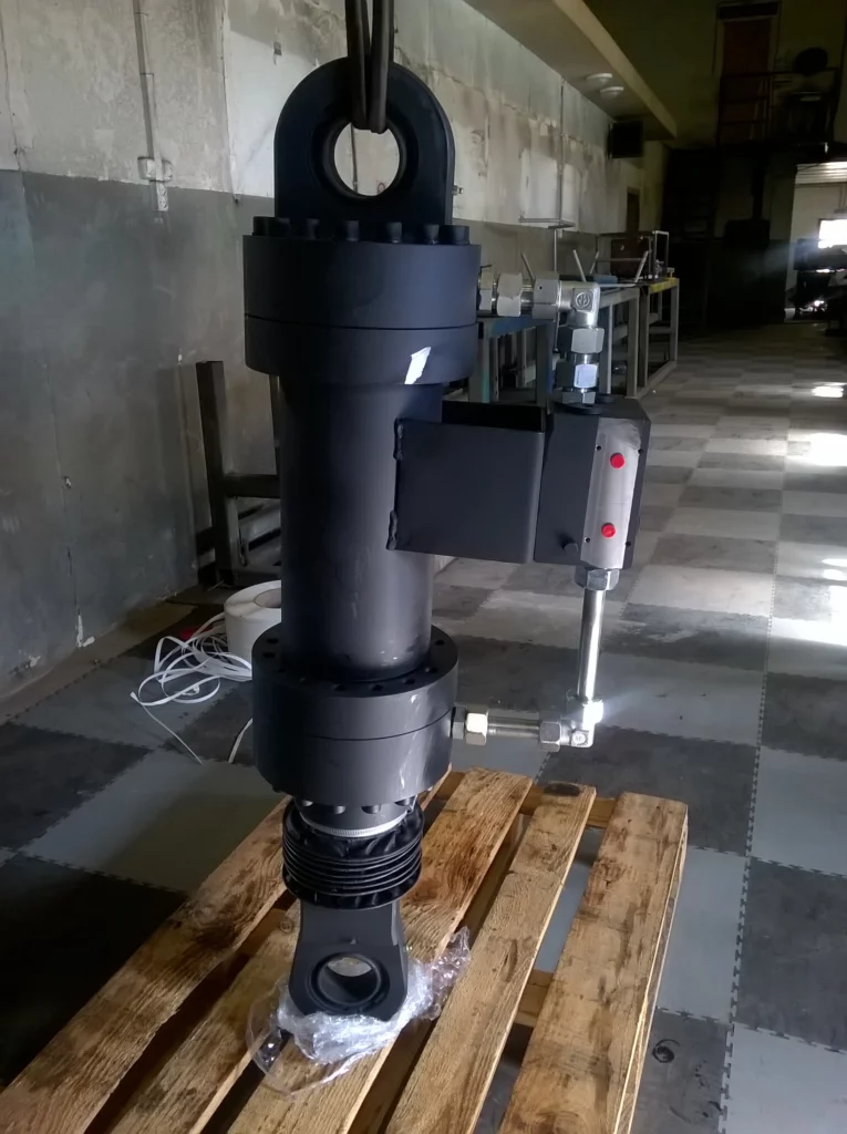 Special high-pressure hydraulic cylinder for a railway bogie static load test stand
