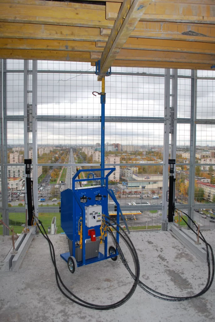 Mobile hydraulic power unit for slip formwork for high-rise construction