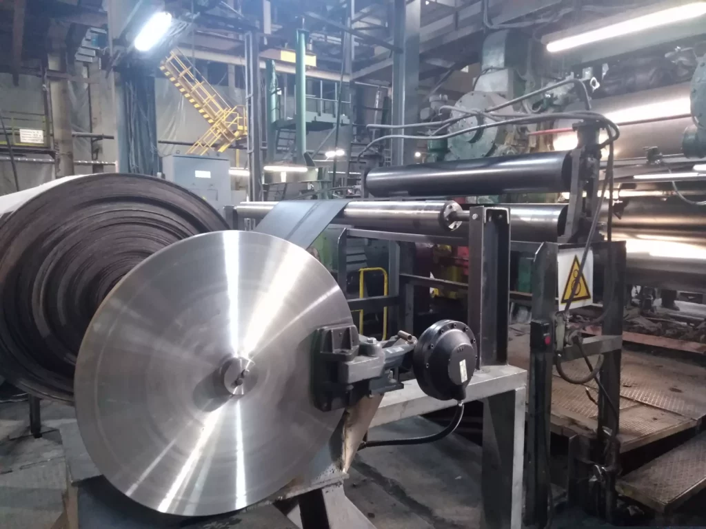 Equipment for the production of textile-reinforced rubber conveyor belts, used in conveyors within the coal industry