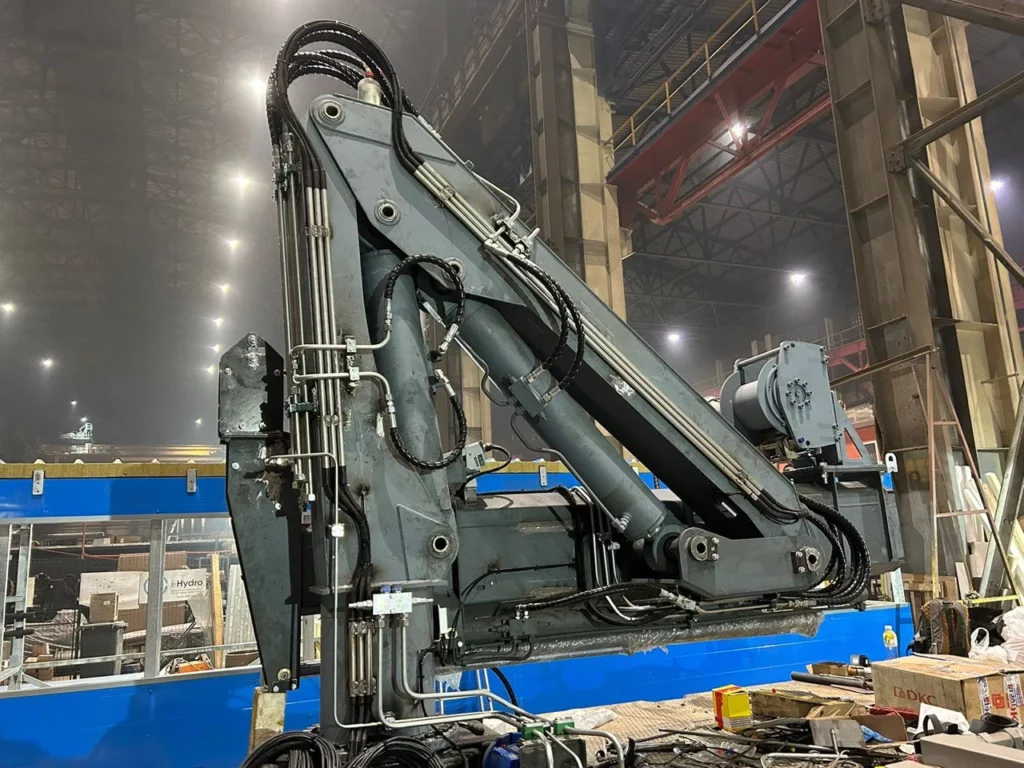 Assembly of a fully foldable telescopic electrohydraulic marine knuckle-boom crane in the workshop