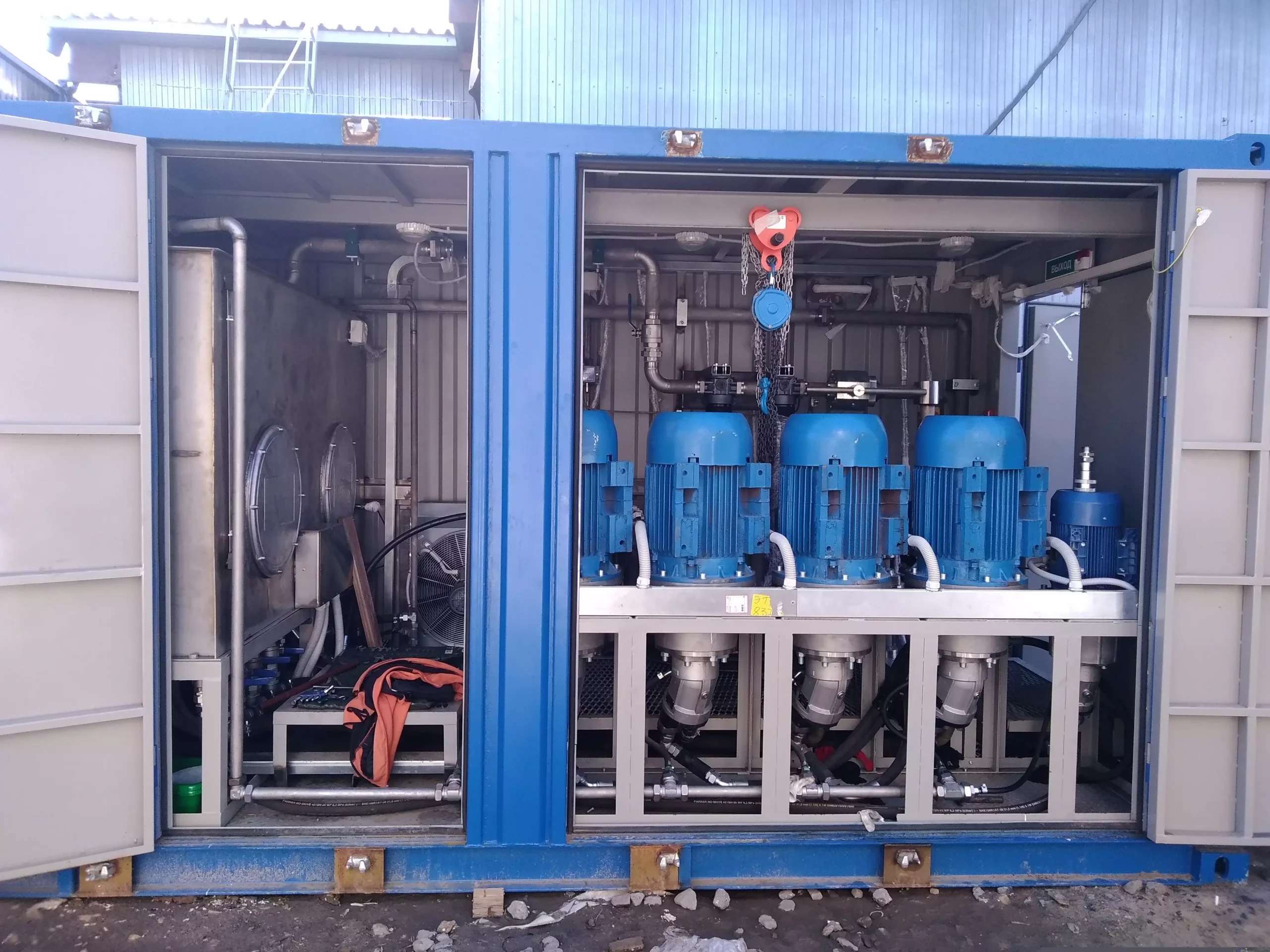 Stand for flushing and pressure testing of shipboard hydraulic equipment, including deck cranes.
