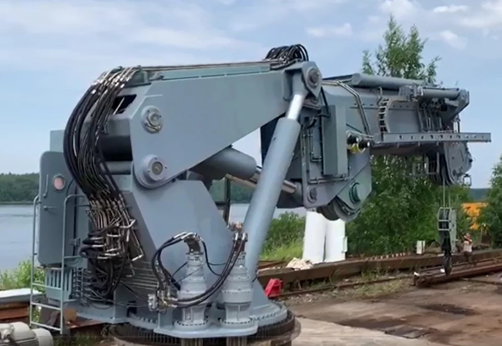 A telescopic knuckle-boom crane with a 20-meter outreach and an 18-ton lifting capacity, enabling ship-to-ship cargo transfer in tracking mode