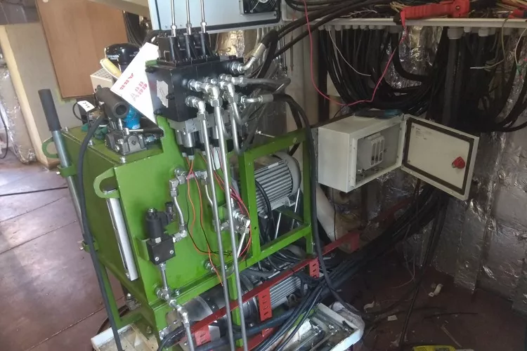 Bridge hydraulic power unit of the marine overhead crane