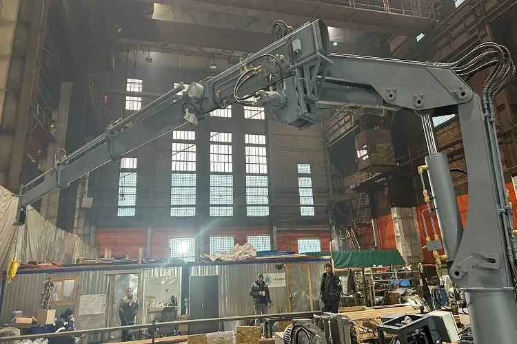 Electro-hydraulic Knuckle Boom Crane with Folding Telescopic Boom in Operation