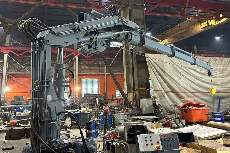 Electro-hydraulic Marine Knuckle Boom Crane with Folding Telescopic Boom and Control Station