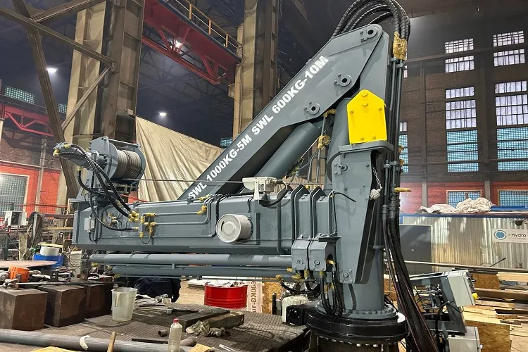 Electro-hydraulic Marine Knuckle Boom Crane with Folding Telescopic Boom in Stowed Position