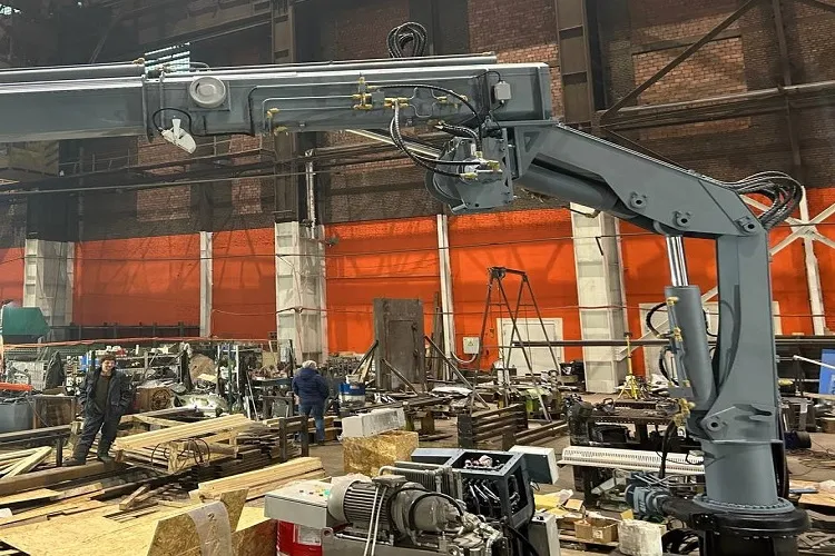 Luffing Section and Slewing Hydraulic Cylinder of the Telescopic Electro-hydraulic Knuckle Boom Crane